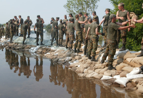 Soldaten beim Deichbau mit Sandsäcken beim Elbehochwasser 2002
